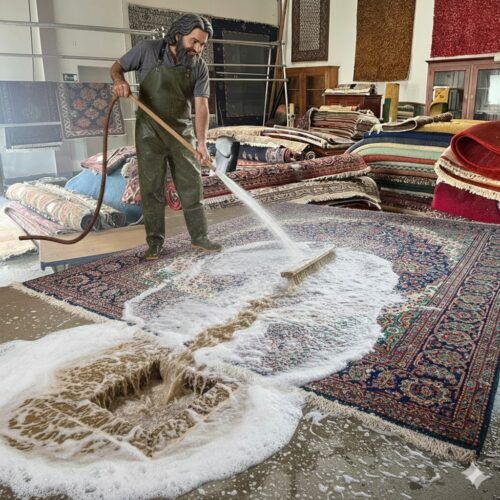 Traditionelle Handwäsche eines Orientteppichs bei der Teppichreinigung