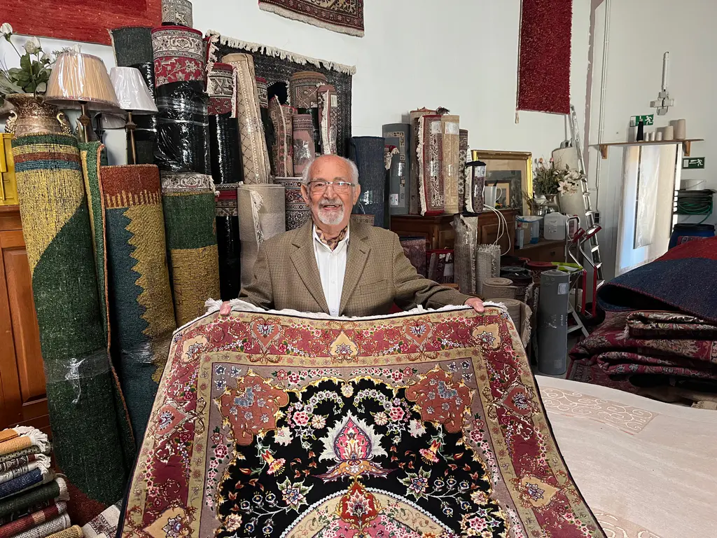 Kia Asghar – ATW KIA Teppichexperte und Gutachter mit über 50 Jahren Erfahrung präsentiert einen hochwertigen Perserteppich in Aachen